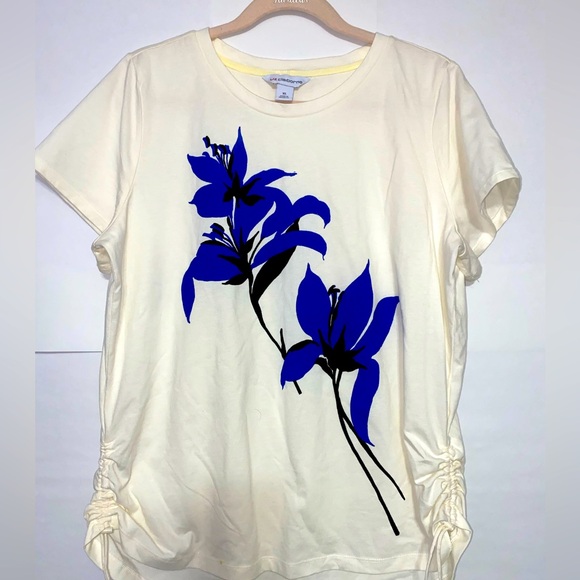 Liz Claiborne Tops - Liz Claiborne Tee with royal blue graphic